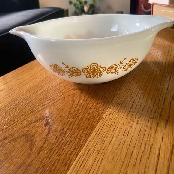 1972 Butterfly Gold qt Pyrex Cinderella Bowl